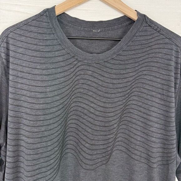 Lululemon Men Size L Short Sleeve T-Shirt Wave Print Gray Black Athletic Stretch - Picture 2 of 11